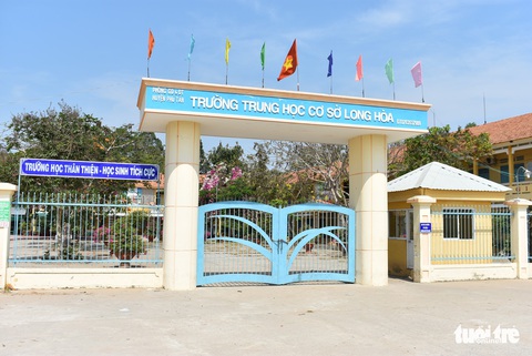 Cảnh cáo thầy giáo dùng thước đánh nữ sinh hàng chục cái - Ảnh 2. Cảnh cáo thầy giáo dùng thước đánh nữ sinh hàng chục cái - Ảnh 2.