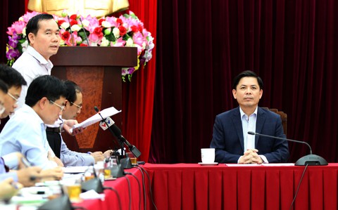 Xe công phải làm gương nộp phí không dừng khi qua trạm BOT - Ảnh 1. Xe công phải làm gương nộp phí không dừng khi qua trạm BOT - Ảnh 1.