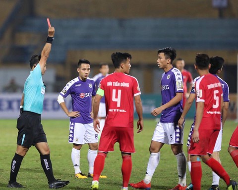 Nhận thẻ đỏ trực tiếp, Văn Quyết than trọng tài quá nặng tay - Ảnh 3. Nhận thẻ đỏ trực tiếp, Văn Quyết than trọng tài quá nặng tay - Ảnh 3.