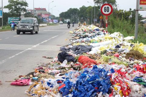 Vụ đổ trộm hàng đống rác ven đường: một người bị phạt 1 triệu đồng - Ảnh 1. Vụ đổ trộm hàng đống rác ven đường: một người bị phạt 1 triệu đồng - Ảnh 1.
