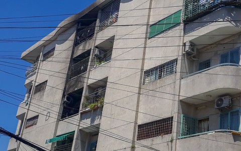 Căn hộ chung cư Sài Gòn bốc cháy giữa trưa - Ảnh 2. Căn hộ chung cư Sài Gòn bốc cháy giữa trưa - Ảnh 2.
