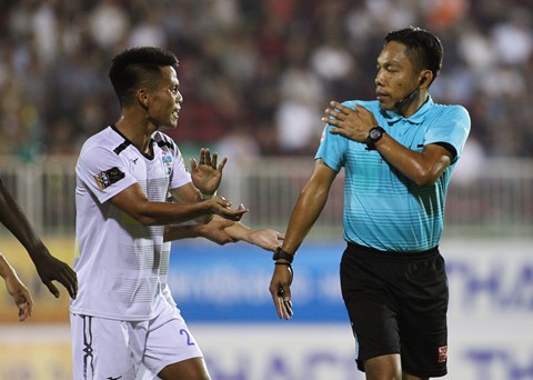 V-League 2019 lại dậy sóng về trọng tài - Ảnh 1. V-League 2019 lại dậy sóng về trọng tài - Ảnh 1.