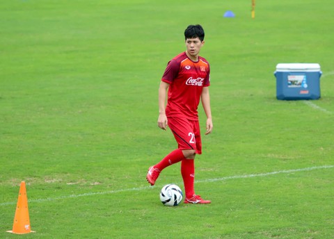 Tuyển U-23 Việt Nam chào đón Đình Trọng trở lại - Ảnh 1. Tuyển U-23 Việt Nam chào đón Đình Trọng trở lại - Ảnh 1.