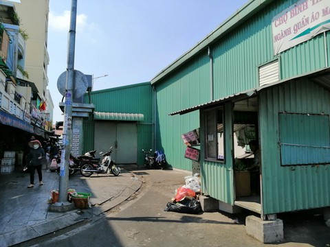 TP.HCM yêu cầu tháo dỡ chợ tạm Bình Tây chiếm dụng lòng đường - Ảnh 2. TP.HCM yêu cầu tháo dỡ chợ tạm Bình Tây chiếm dụng lòng đường - Ảnh 2.