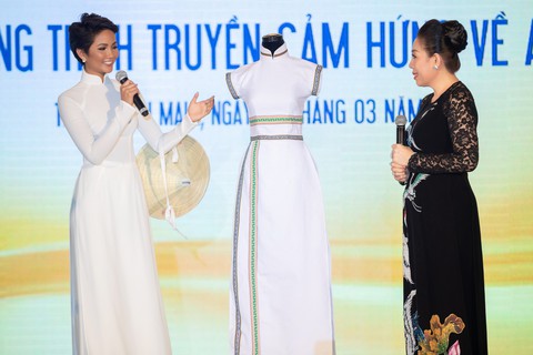 Áo dài thổ cẩm lên tạp chí Vogue của HHen Niê về với bảo tàng - Ảnh 1. Áo dài thổ cẩm lên tạp chí Vogue của HHen Niê về với bảo tàng - Ảnh 1.