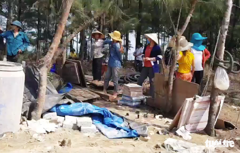 Dân ‘vây’ dự án nuôi tôm phá cả rừng phòng hộ ven biển - Ảnh 2. Dân ‘vây’ dự án nuôi tôm phá cả rừng phòng hộ ven biển - Ảnh 2.