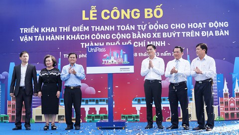 180 xe buýt bắt đầu thử nghiệm trả tiền qua thẻ từ - Ảnh 1. 180 xe buýt bắt đầu thử nghiệm trả tiền qua thẻ từ - Ảnh 1.