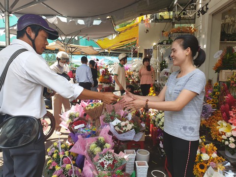 Nhiều cửa hàng ngưng nhận bán hoa 8-3 vì quá tải - Ảnh 3. Nhiều cửa hàng ngưng nhận bán hoa 8-3 vì quá tải - Ảnh 3.