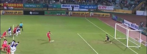 Khi trọng tài FIFA quên... luật - Ảnh 1. Khi trọng tài FIFA quên... luật - Ảnh 1.