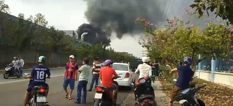 Hai vụ cháy kho hóa chất và công ty gỗ tại Bình Dương - Ảnh 5. Hai vụ cháy kho hóa chất và công ty gỗ tại Bình Dương - Ảnh 5.
