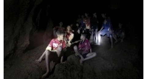 Phim về giải cứu đội bóng Heo Rừng, mỗi em được gần 100.000 USD - Ảnh 1. Phim về giải cứu đội bóng Heo Rừng, mỗi em được gần 100.000 USD - Ảnh 1.