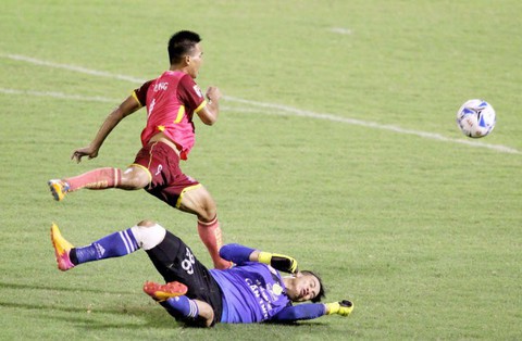 Những pha bạo lực khiến V-League rúng động - Ảnh 3. Những pha bạo lực khiến V-League rúng động - Ảnh 3.