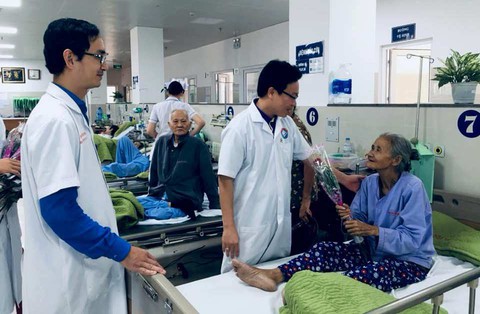 Nam bác sĩ mua hoa tặng nữ bệnh nhân ung thư ngày 8-3 - Ảnh 1. Nam bác sĩ mua hoa tặng nữ bệnh nhân ung thư ngày 8-3 - Ảnh 1.