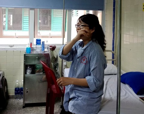 Nam bác sĩ mua hoa tặng nữ bệnh nhân ung thư ngày 8-3 - Ảnh 2. Nam bác sĩ mua hoa tặng nữ bệnh nhân ung thư ngày 8-3 - Ảnh 2.