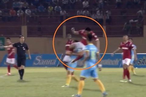 Những pha bạo lực khiến V-League rúng động - Ảnh 9. Những pha bạo lực khiến V-League rúng động - Ảnh 9.