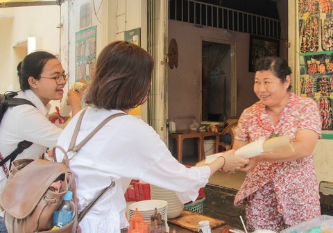TP.HCM ngày 8-3: Ở đâu cũng có hoa bay - Ảnh 7. TP.HCM ngày 8-3: Ở đâu cũng có hoa bay - Ảnh 7.