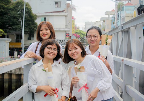 TP.HCM ngày 8-3: Ở đâu cũng có hoa bay - Ảnh 5. TP.HCM ngày 8-3: Ở đâu cũng có hoa bay - Ảnh 5.