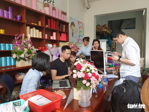 Nhiều cửa hàng ngưng nhận bán hoa 8-3 vì quá tải - Ảnh 2. Nhiều cửa hàng ngưng nhận bán hoa 8-3 vì quá tải - Ảnh 2.