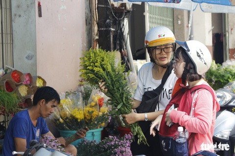 Sinh viên ăn nắng ngủ sương bán hoa dịp lễ 8-3 thu chục triệu đồng - Ảnh 1. Sinh viên ăn nắng ngủ sương bán hoa dịp lễ 8-3 thu chục triệu đồng - Ảnh 1.
