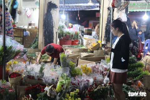 Sinh viên ăn nắng ngủ sương bán hoa dịp lễ 8-3 thu chục triệu đồng - Ảnh 3. Sinh viên ăn nắng ngủ sương bán hoa dịp lễ 8-3 thu chục triệu đồng - Ảnh 3.