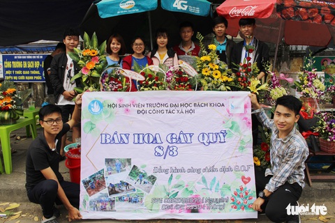 Sinh viên ăn nắng ngủ sương bán hoa dịp lễ 8-3 thu chục triệu đồng - Ảnh 4. Sinh viên ăn nắng ngủ sương bán hoa dịp lễ 8-3 thu chục triệu đồng - Ảnh 4.