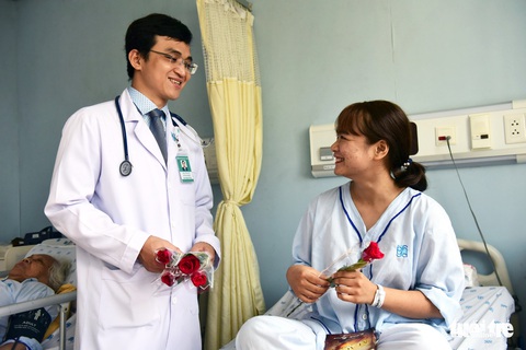 Tặng hoa hồng cho 600 bệnh nhân nữ - Ảnh 1. Tặng hoa hồng cho 600 bệnh nhân nữ - Ảnh 1.