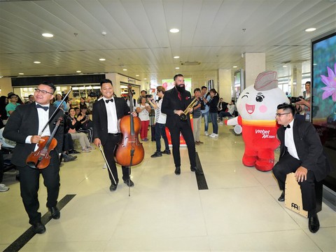 Vietjet chúc mừng các nữ hành khách tại sân bay - Ảnh 1. Vietjet chúc mừng các nữ hành khách tại sân bay - Ảnh 1.
