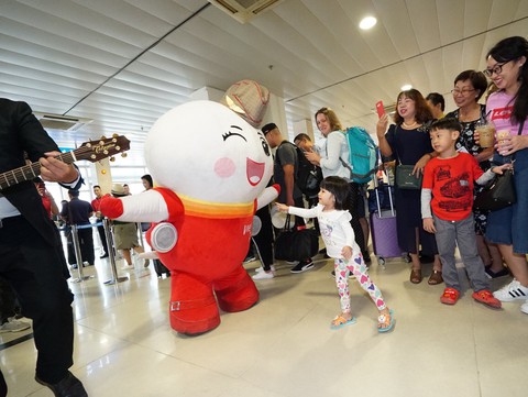 Vietjet chúc mừng các nữ hành khách tại sân bay - Ảnh 2. Vietjet chúc mừng các nữ hành khách tại sân bay - Ảnh 2.
