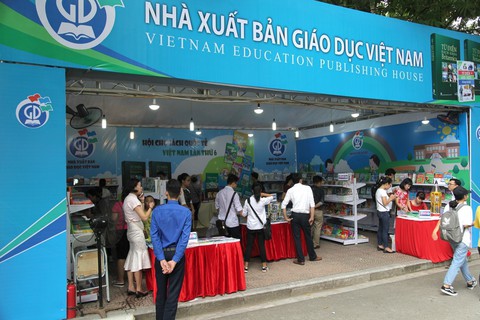 Bộ Giáo dục và đào tạo yêu cầu chưa điều chỉnh tăng giá sách giáo khoa - Ảnh 1. Bộ Giáo dục và đào tạo yêu cầu chưa điều chỉnh tăng giá sách giáo khoa - Ảnh 1.