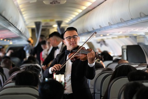 Vietjet chúc mừng các nữ hành khách tại sân bay - Ảnh 4. Vietjet chúc mừng các nữ hành khách tại sân bay - Ảnh 4.