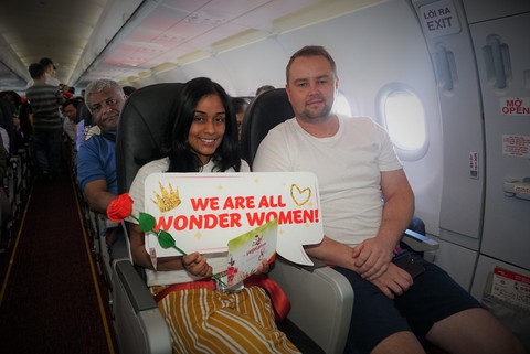 Vietjet chúc mừng các nữ hành khách tại sân bay - Ảnh 6. Vietjet chúc mừng các nữ hành khách tại sân bay - Ảnh 6.