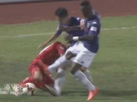 Những pha bạo lực khiến V-League rúng động - Ảnh 5. Những pha bạo lực khiến V-League rúng động - Ảnh 5.