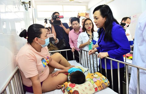 Hơn 139.000 trẻ ở TP.HCM không tiêm vacxin sởi - rubella - Ảnh 2. Hơn 139.000 trẻ ở TP.HCM không tiêm vacxin sởi - rubella - Ảnh 2.