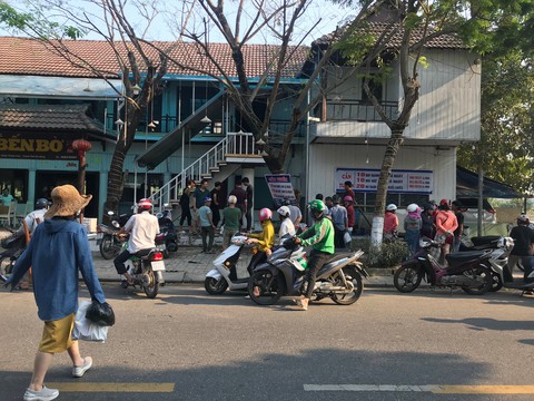 Lội xuống bể cá nhà hàng bị điện giật, 1 người chết, 2 bị thương - Ảnh 1. Lội xuống bể cá nhà hàng bị điện giật, 1 người chết, 2 bị thương - Ảnh 1.