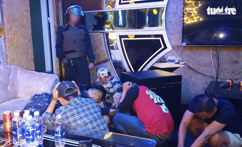 40 thanh niên dương tính với ma túy trong quán karaoke lúc 2h sáng - Ảnh 1. 40 thanh niên dương tính với ma túy trong quán karaoke lúc 2h sáng - Ảnh 1.