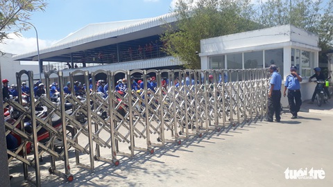 Hàng trăm công nhân ngưng việc đòi quyền lợi ngày 8-3 - Ảnh 2. Hàng trăm công nhân ngưng việc đòi quyền lợi ngày 8-3 - Ảnh 2.