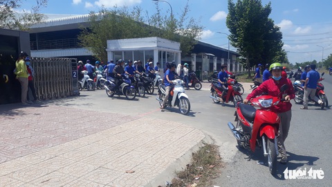 Hàng trăm công nhân ngưng việc đòi quyền lợi ngày 8-3 - Ảnh 3. Hàng trăm công nhân ngưng việc đòi quyền lợi ngày 8-3 - Ảnh 3.