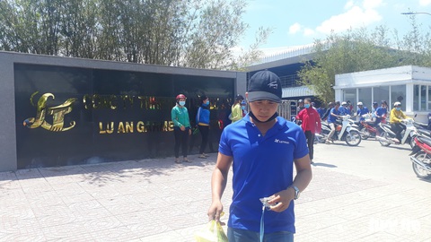 Hàng trăm công nhân ngưng việc đòi quyền lợi ngày 8-3 - Ảnh 1. Hàng trăm công nhân ngưng việc đòi quyền lợi ngày 8-3 - Ảnh 1.