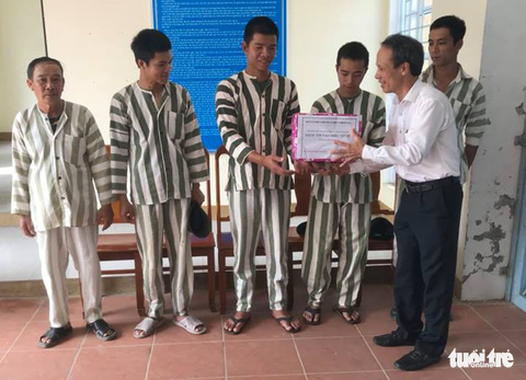 Hoa xương rồng Trần Trà My đưa Tin vào điều tử tế đến trại giam - Ảnh 3. Hoa xương rồng Trần Trà My đưa Tin vào điều tử tế đến trại giam - Ảnh 3.