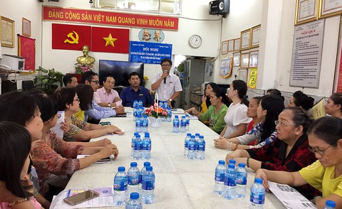 Đến chợ mời tiểu thương tham gia BHXH tự nguyện - Ảnh 1. Đến chợ mời tiểu thương tham gia BHXH tự nguyện - Ảnh 1.