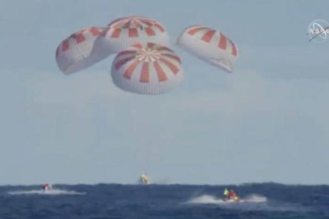Tàu Crew Dragon trở về an toàn, NASA chuẩn bị đưa người lên ISS - Ảnh 1. Tàu Crew Dragon trở về an toàn, NASA chuẩn bị đưa người lên ISS - Ảnh 1.
