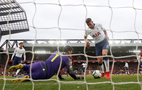 Thắng may mắn Tottenham, Liverpool đoạt lại ngôi đầu bảng - Ảnh 3. Thắng may mắn Tottenham, Liverpool đoạt lại ngôi đầu bảng - Ảnh 3.