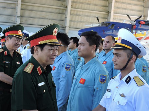 Bộ trưởng Ngô Xuân Lịch: Ổn định cuộc sống cho cả gia đình quân nhân - Ảnh 3. Bộ trưởng Ngô Xuân Lịch: Ổn định cuộc sống cho cả gia đình quân nhân - Ảnh 3.
