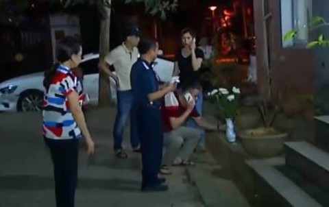 Trèo qua ô thoáng nhà vệ sinh, bé trai 3 tuổi rơi từ tầng 6 xuống đất tử vong - Ảnh 1. Trèo qua ô thoáng nhà vệ sinh, bé trai 3 tuổi rơi từ tầng 6 xuống đất tử vong - Ảnh 1.