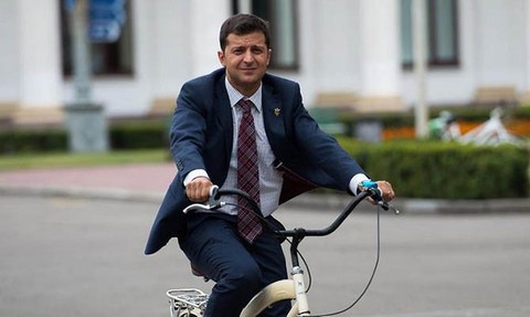 Diễn viên hài Vladimir Zelensky dẫn đầu cuộc đua tổng thống Ukraine - Ảnh 1. Diễn viên hài Vladimir Zelensky dẫn đầu cuộc đua tổng thống Ukraine - Ảnh 1.