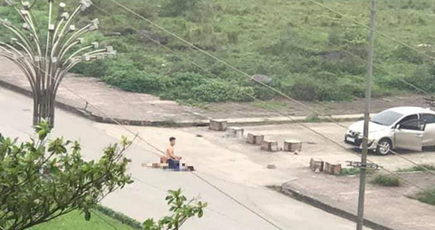 Nghi án thanh niên dùng kéo đâm chết bạn gái giữa phố - Ảnh 1. Nghi án thanh niên dùng kéo đâm chết bạn gái giữa phố - Ảnh 1.