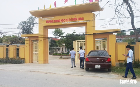 Nữ sinh lớp 7 bị nhóm nữ sinh bắt quỳ gối vì nói ‘bạn có bầu’? - Ảnh 1. Nữ sinh lớp 7 bị nhóm nữ sinh bắt quỳ gối vì nói ‘bạn có bầu’? - Ảnh 1.