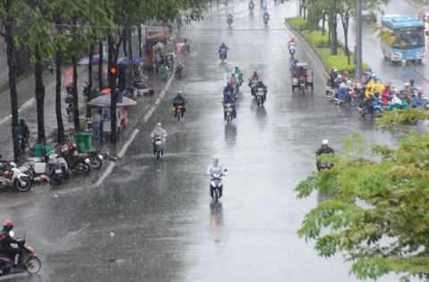 Nhiều xe bị ngã trong cơn mưa vàng bất ngờ ở TP.HCM - Ảnh 7. Nhiều xe bị ngã trong cơn mưa vàng bất ngờ ở TP.HCM - Ảnh 7.