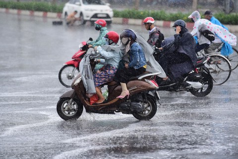 Nhiều xe bị ngã trong cơn mưa vàng bất ngờ ở TP.HCM - Ảnh 5. Nhiều xe bị ngã trong cơn mưa vàng bất ngờ ở TP.HCM - Ảnh 5.