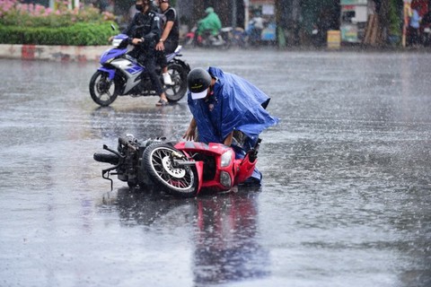 Nhiều xe bị ngã trong cơn mưa vàng bất ngờ ở TP.HCM - Ảnh 3. Nhiều xe bị ngã trong cơn mưa vàng bất ngờ ở TP.HCM - Ảnh 3.